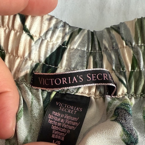 Victoria's Secret Tropical Leaf Pajama Pants - Picture 3 of 5
